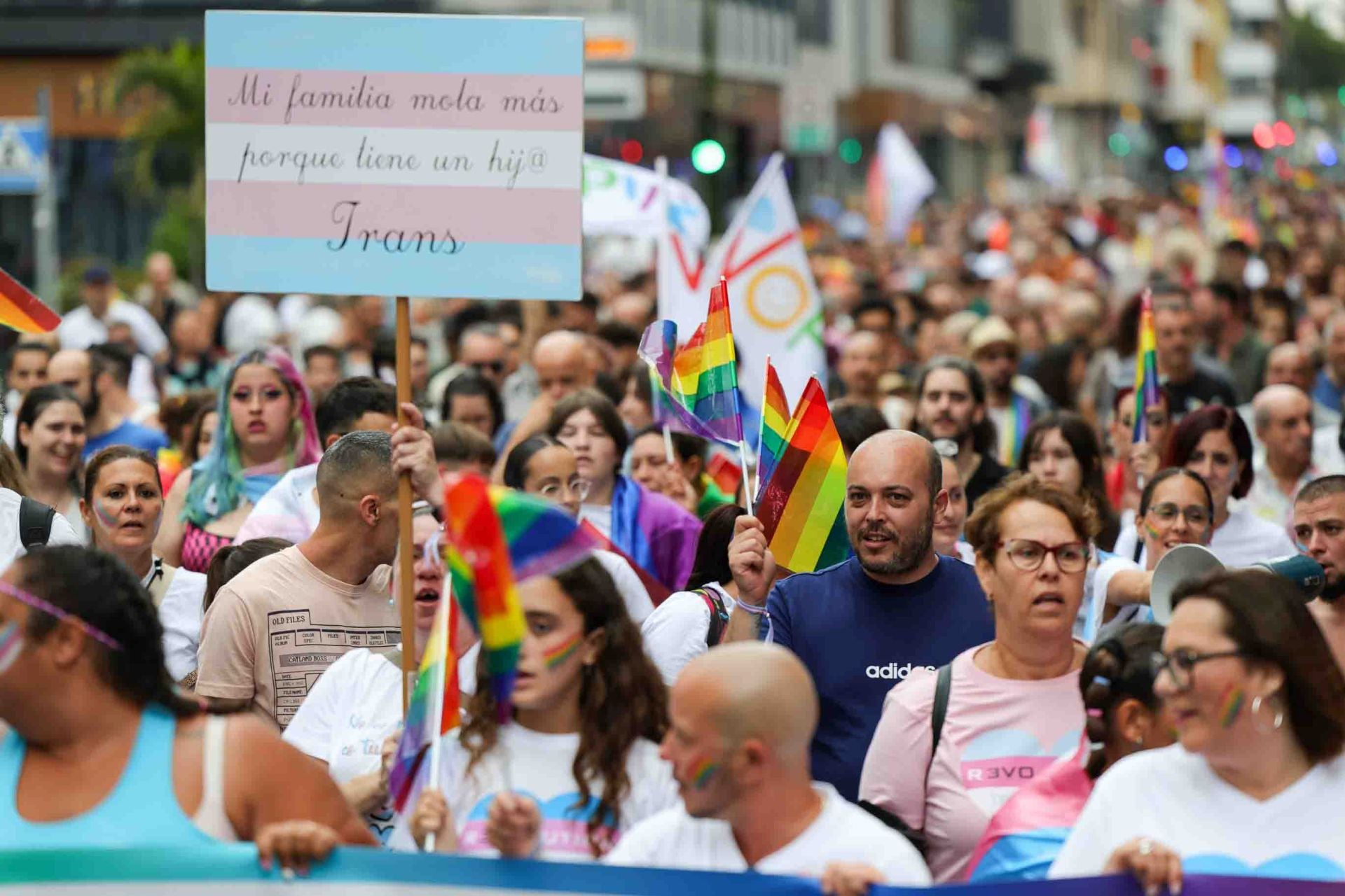 El Día del Orgullo toma las calles de la capital grancanaria