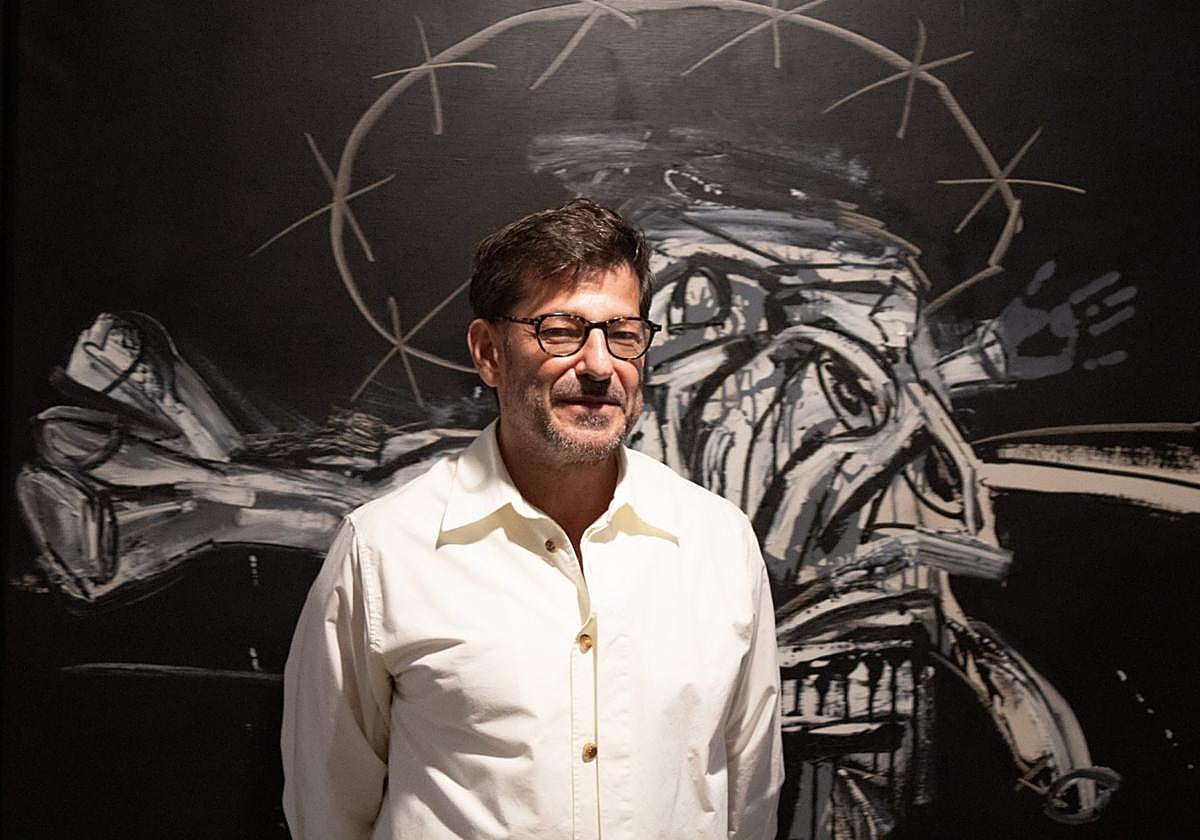 Jesús M. Castaño, ante la obra 'Cruxifición' (1958) de Antonio Saura, que se incluye en la exposición sobre El Paso.