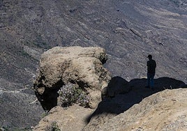 Farallón exento en cuya superficie Galindo documenta un almogarén. Velasco atisba indicios.