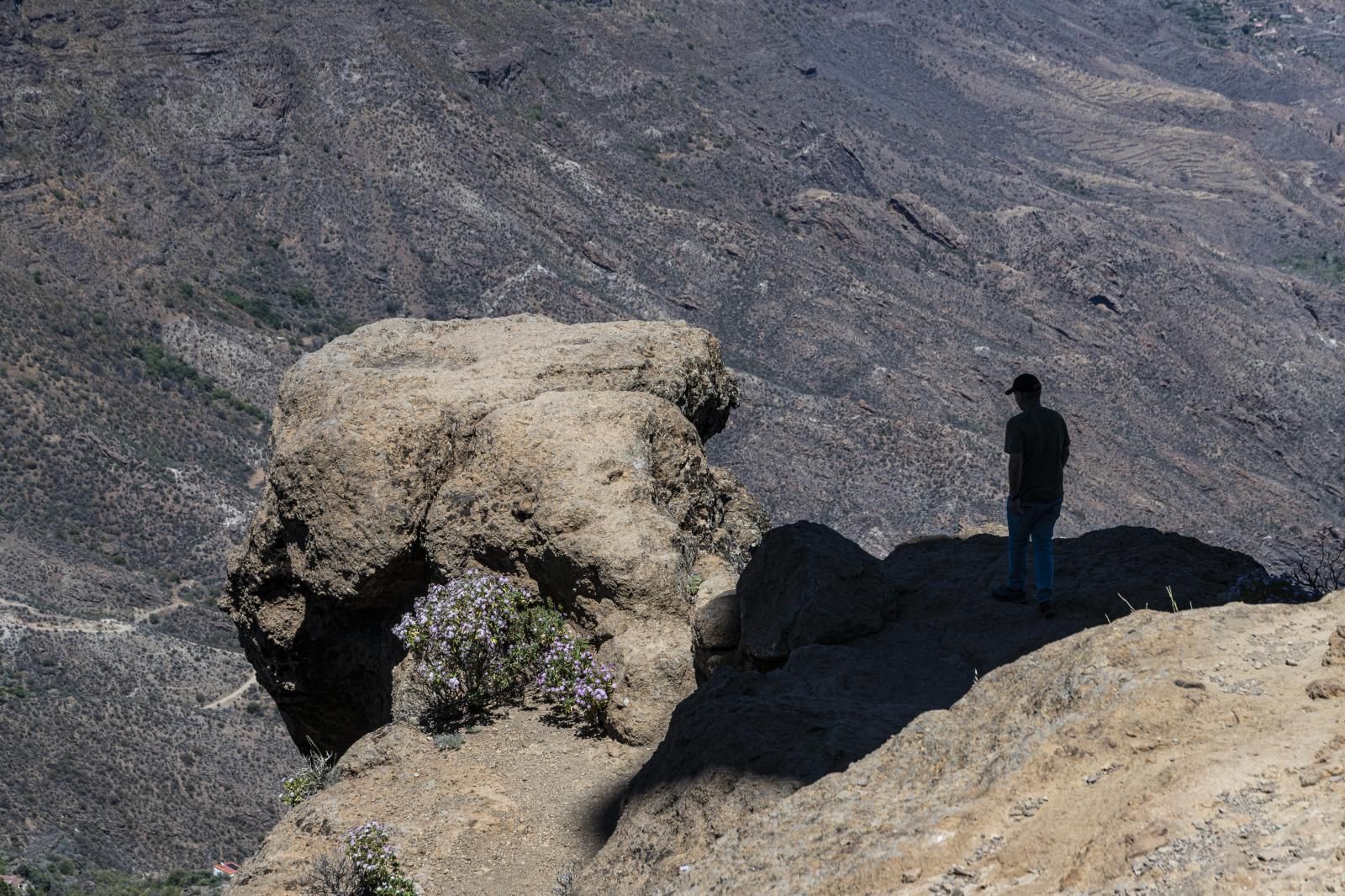 Farallón exento en cuya superficie Galindo documenta un almogarén. Velasco atisba indicios.