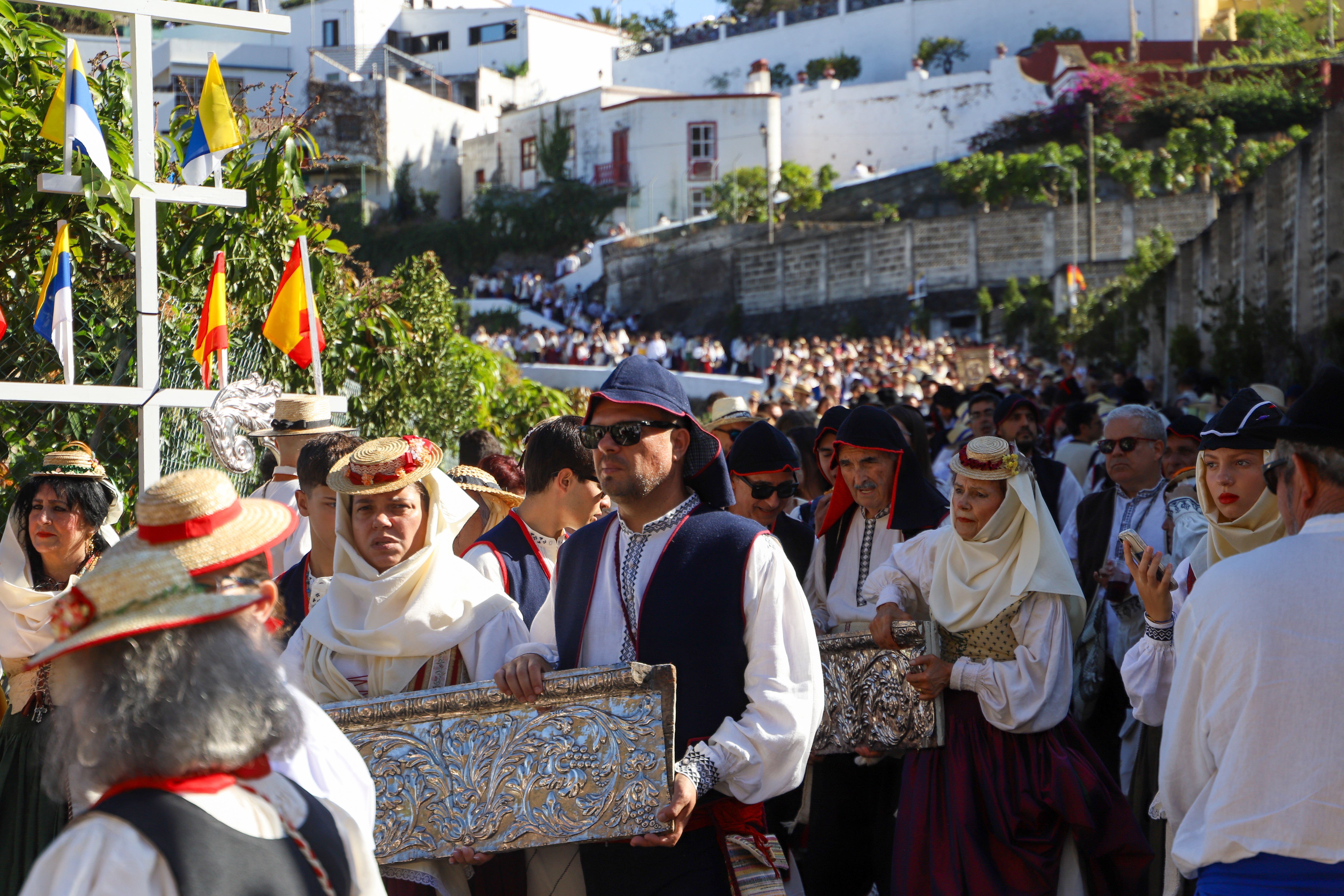 Romeros y romeras cargando las piezas del trono de la Virgen de Las Nieves, en La Palma.