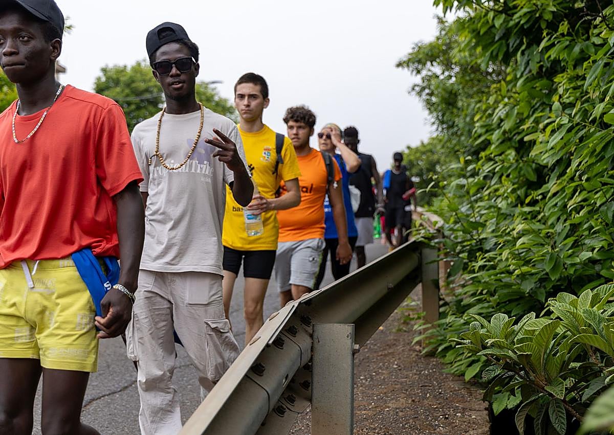 Imagen secundaria 1 - Gáldar acoge con cariño el Camino de Los Valores