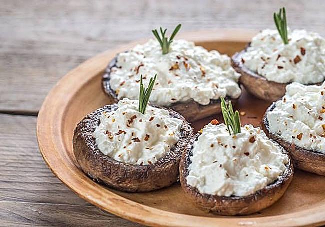 Champiñones rellenos de queso cottage