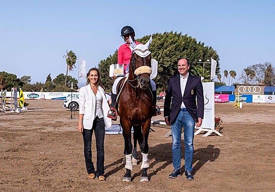 Luna Jiménez, flanqueada por Magüi Melián y Salvador Cuyás.