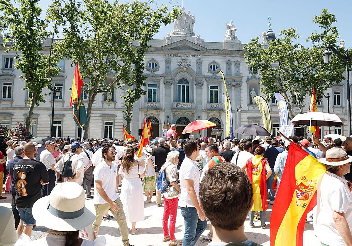 Concentración convocada por cinco asociaciones de jueces y fiscales frente a la sede del Tribunal Supremo.