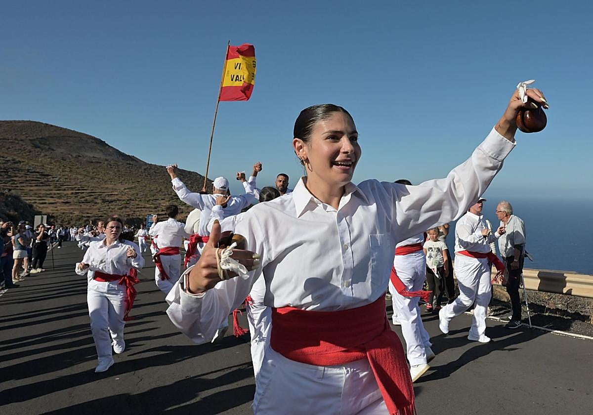 Tocadores y bailarines de La Virgen durante su llegada a Valverde con las imágenes de San Juan y San Telmo.