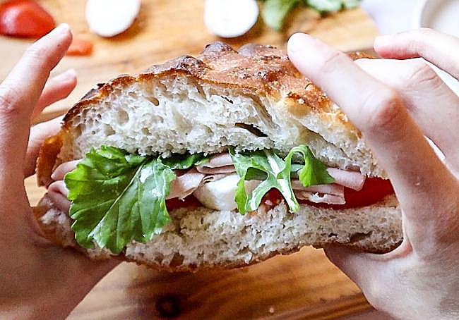 Focaccia de mozzarella y rúcula