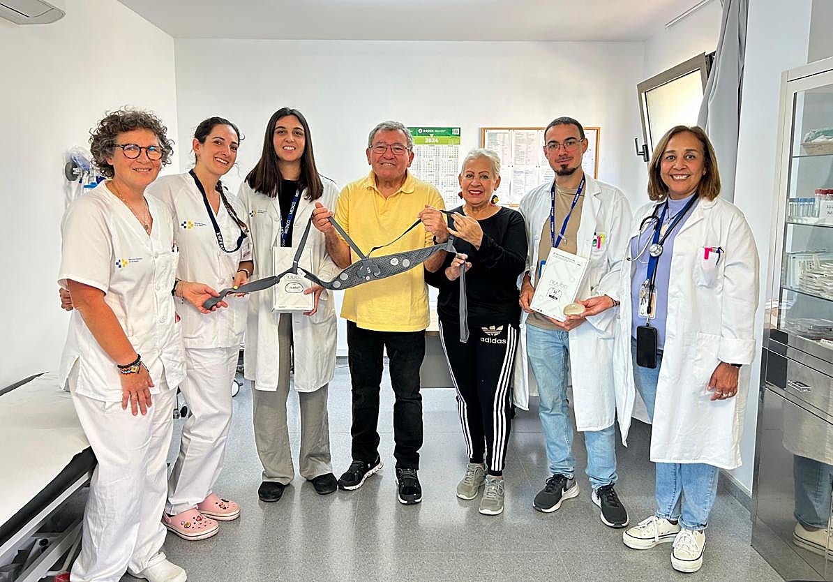 Las especialistas y el especialista de Neurología, con uno de los tres pacientes a los que se ha colocado el dispositivo.