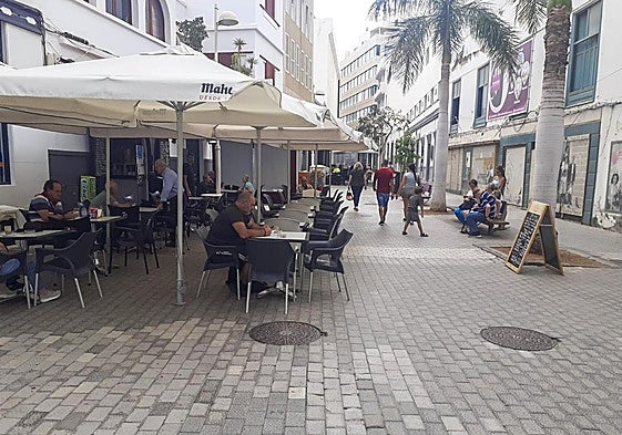 Población capitalina disfrutando de la zona peatonal de la Plazuela, en Arrecife.