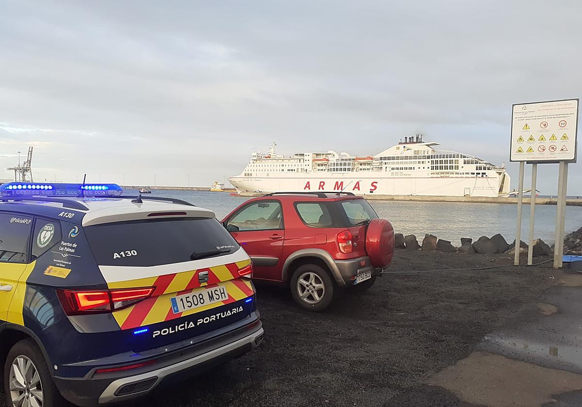 Vehículo de la Policía Portuaria en un servicio.
