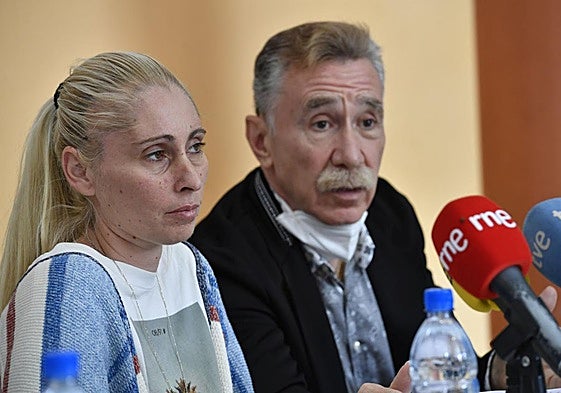 Ithaisa Suárez y el abogado Marcos García Montes.