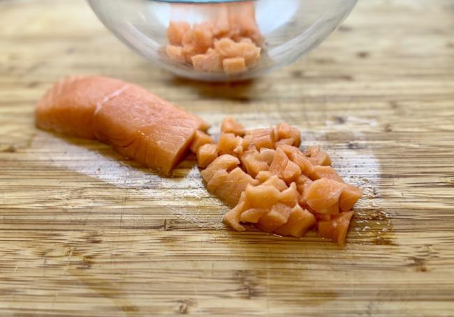 Cortamos el salmón en cubos