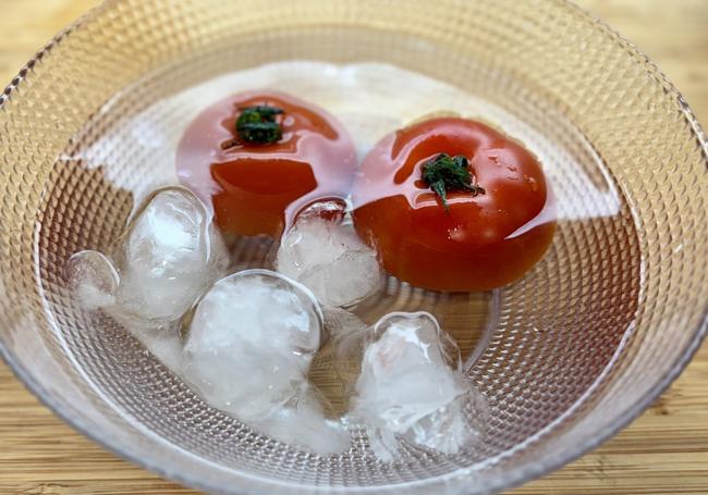 Sumergimos los tometes en agua con hielo