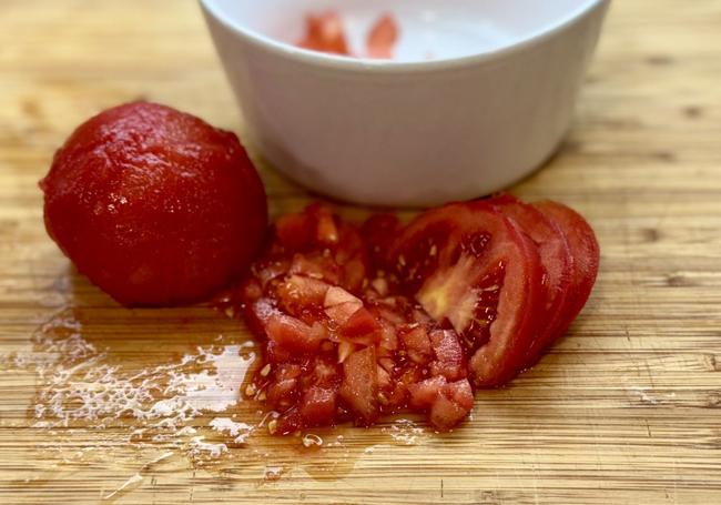 Cortamos los tomates en cubitos