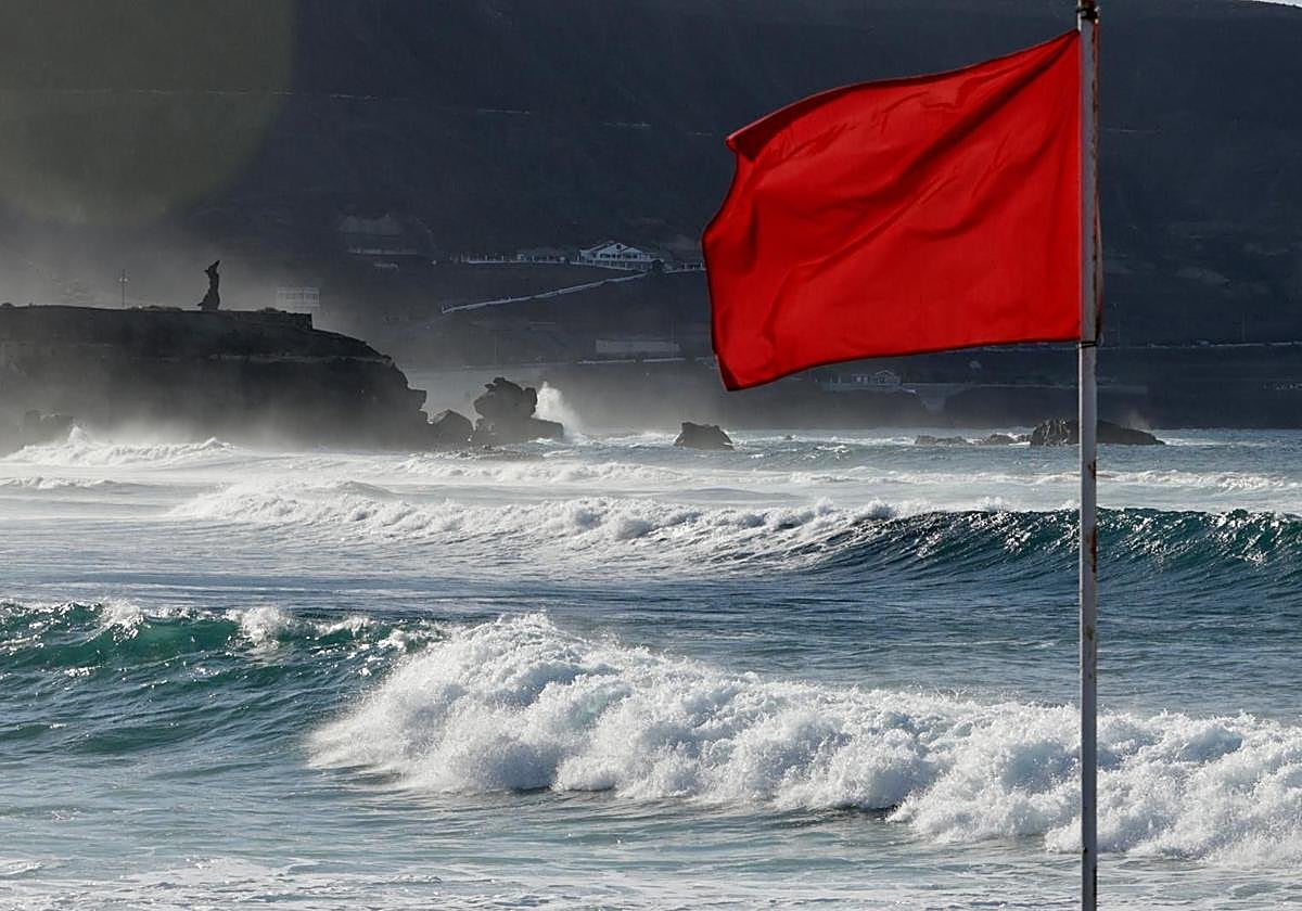 Bañarse con bandera roja, primera causa de muerte. El 80% de los accidentes en el mar se producen por no respetar el color.