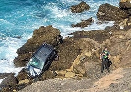 Imagen del vehículo que encontraron en la playa de La Solapa y que usaron los sicarios para intentar hacer desaparecer los cuerpos de las víctimas.