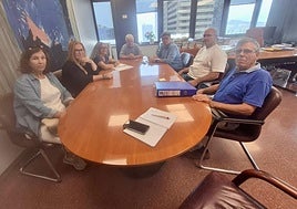En el centro, Carmelo Ramírez, durante su reunión con los vecinos. También acudió uno de los ediles de NC en Mogán, Juan Manuel Gabella, a la izquierda de Ramírez.