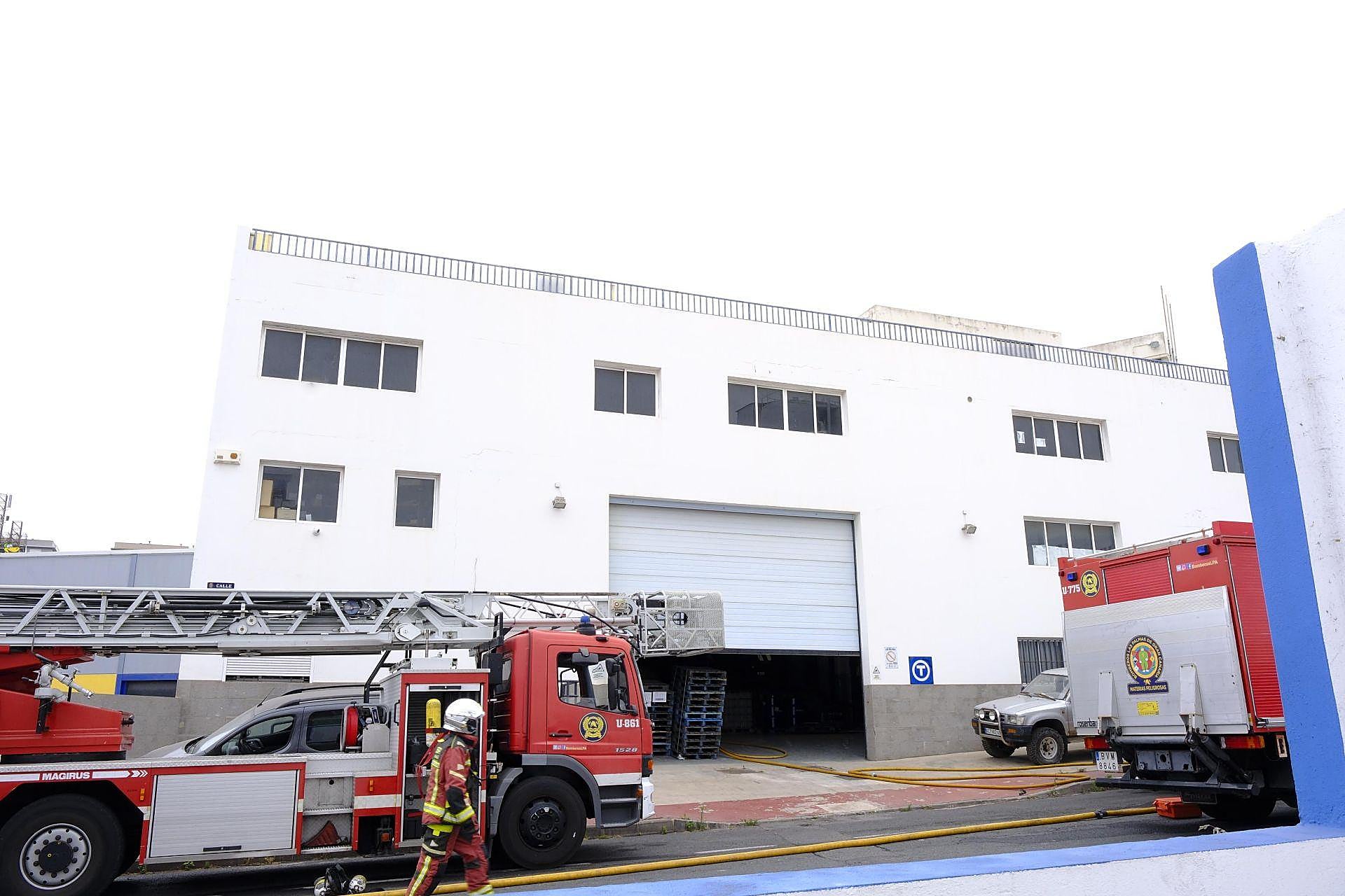 El incendio de la nave industrial en Las Torres, en imágenes