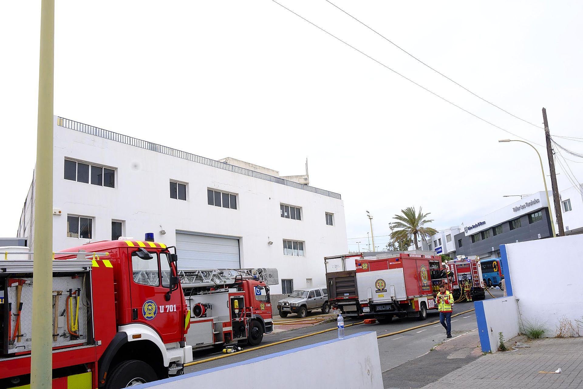 El incendio de la nave industrial en Las Torres, en imágenes