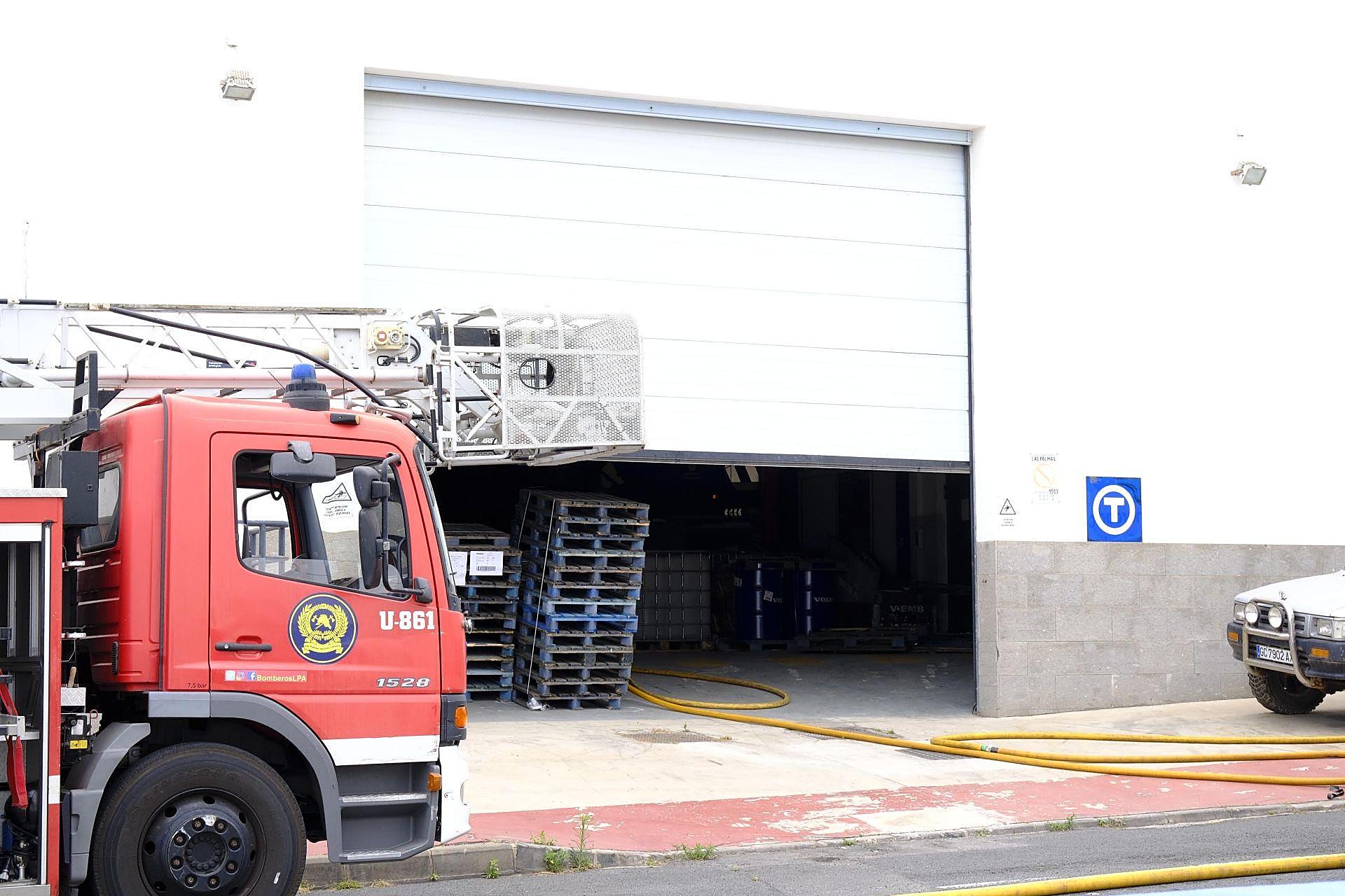 El incendio de la nave industrial en Las Torres, en imágenes