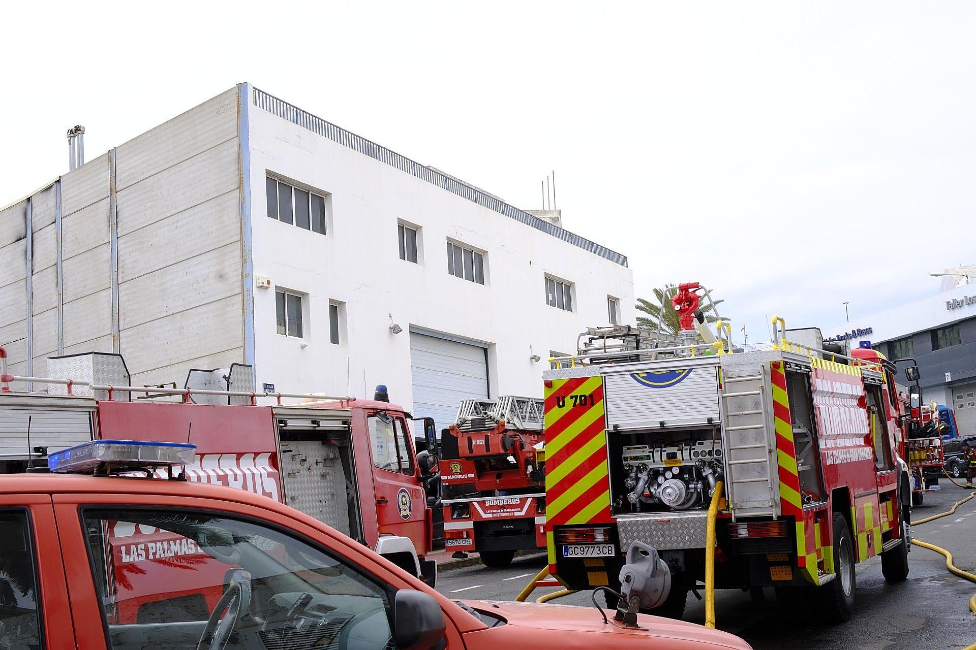 El incendio de la nave industrial en Las Torres, en imágenes