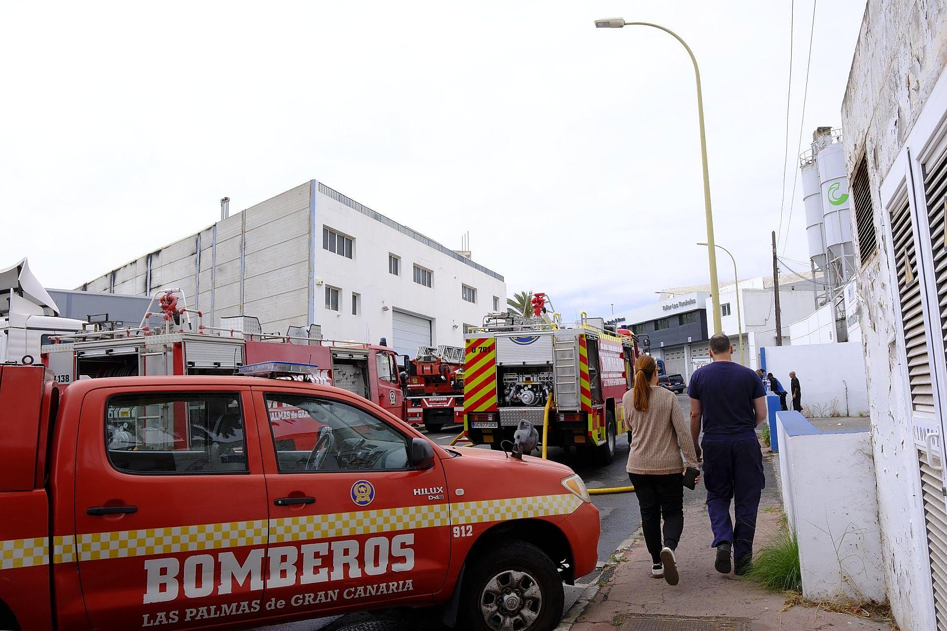 El incendio de la nave industrial en Las Torres, en imágenes