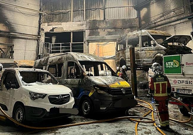 Siete coches quedaron calcinados.