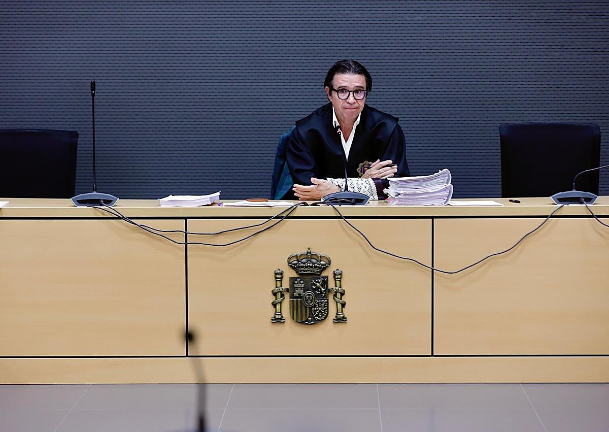 Imagen secundaria 1 - Imágenes de la quinta jornada del juicio por la Gestión del Agua en la capital grancanaria, que terminó aplazándose finalmente.