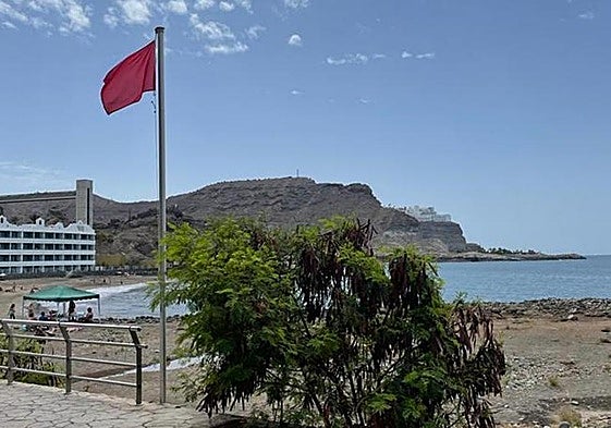 La Playa del Cura con badera roja.