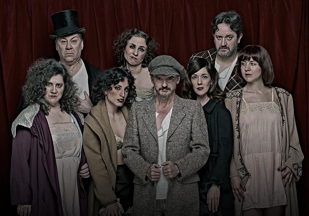 Imagen del reparto de 'La ópera de los tres centavos', que encabeza Coque Malla.