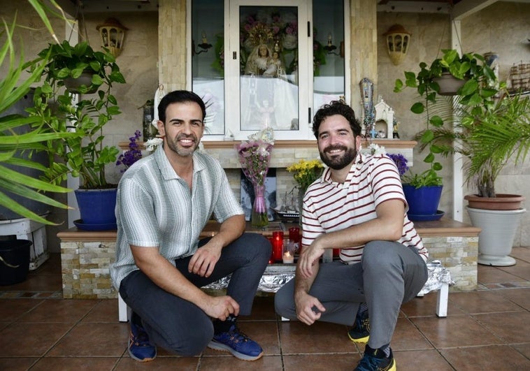 Joel y Chemi, en la pequeña capilla donde se produjo el robo de las joyas de la Virgen en enero de 2021.