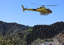 Helicóptero trasladando el nuevo motor eléctrico