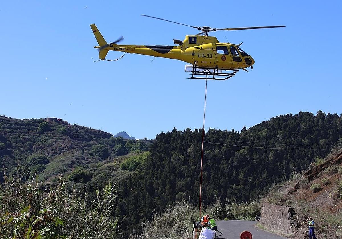 Helicóptero trasladando el nuevo motor eléctrico