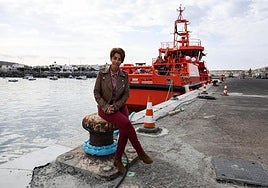 La alcaldesa de Mogán, Onalia Bueno, frente a una Salvamar en el muelle de Arguineguín este año.