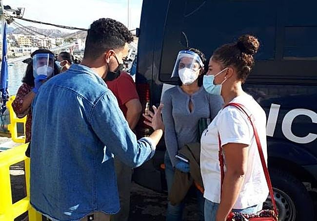 El encuentro de Sarah Bettache con su hermano en el muelle.