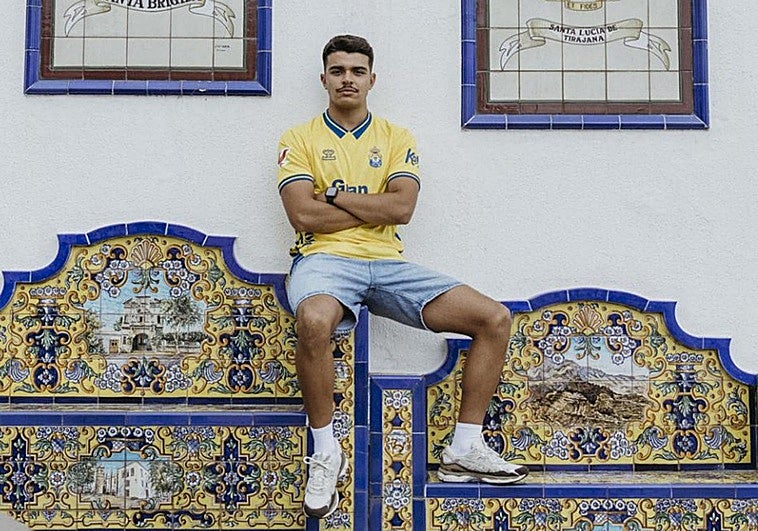 El joven posando con la nueva indumentaria de la UD Las Palmas en la Villa de Firgas.