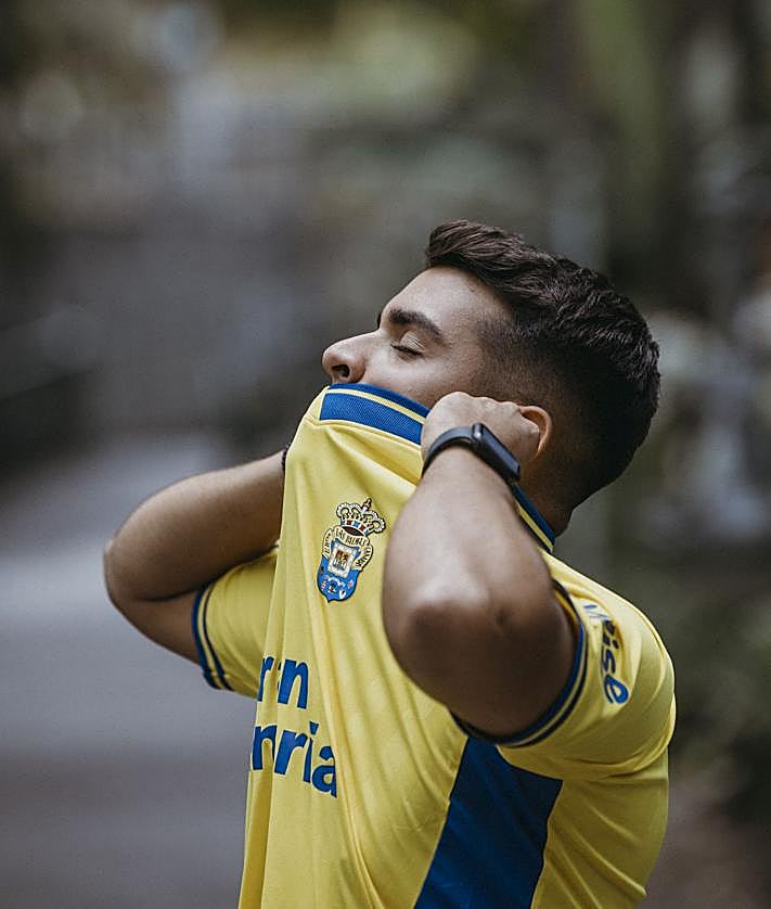 Imagen secundaria 2 - La UD Las Palmas ya presume de su nueva camiseta oficial para la nueva temporada
