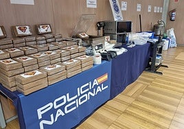 Fotografía facilitada por la Policía Nacional de parte de la droga incautada.