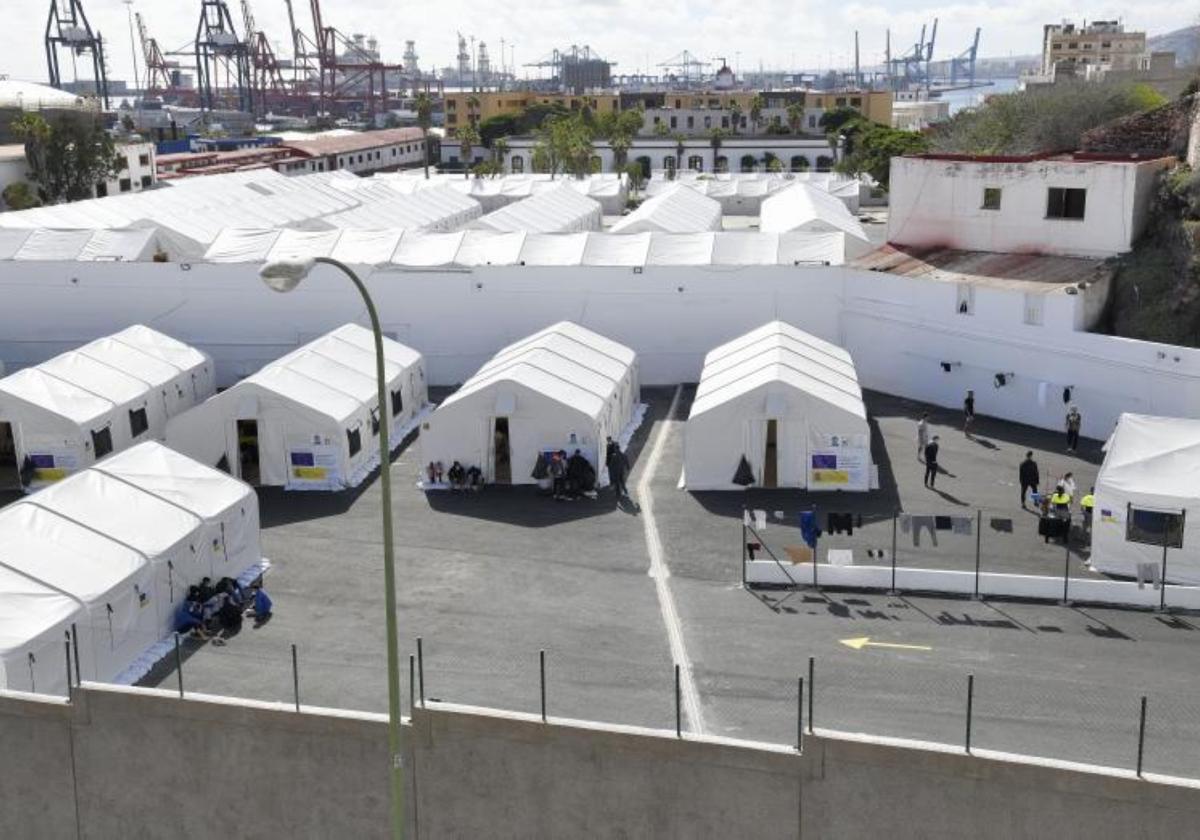Imagen de archivo de varios de los barracones en el Canarias50 en los que se alojan temporalmente migrantes adultos.
