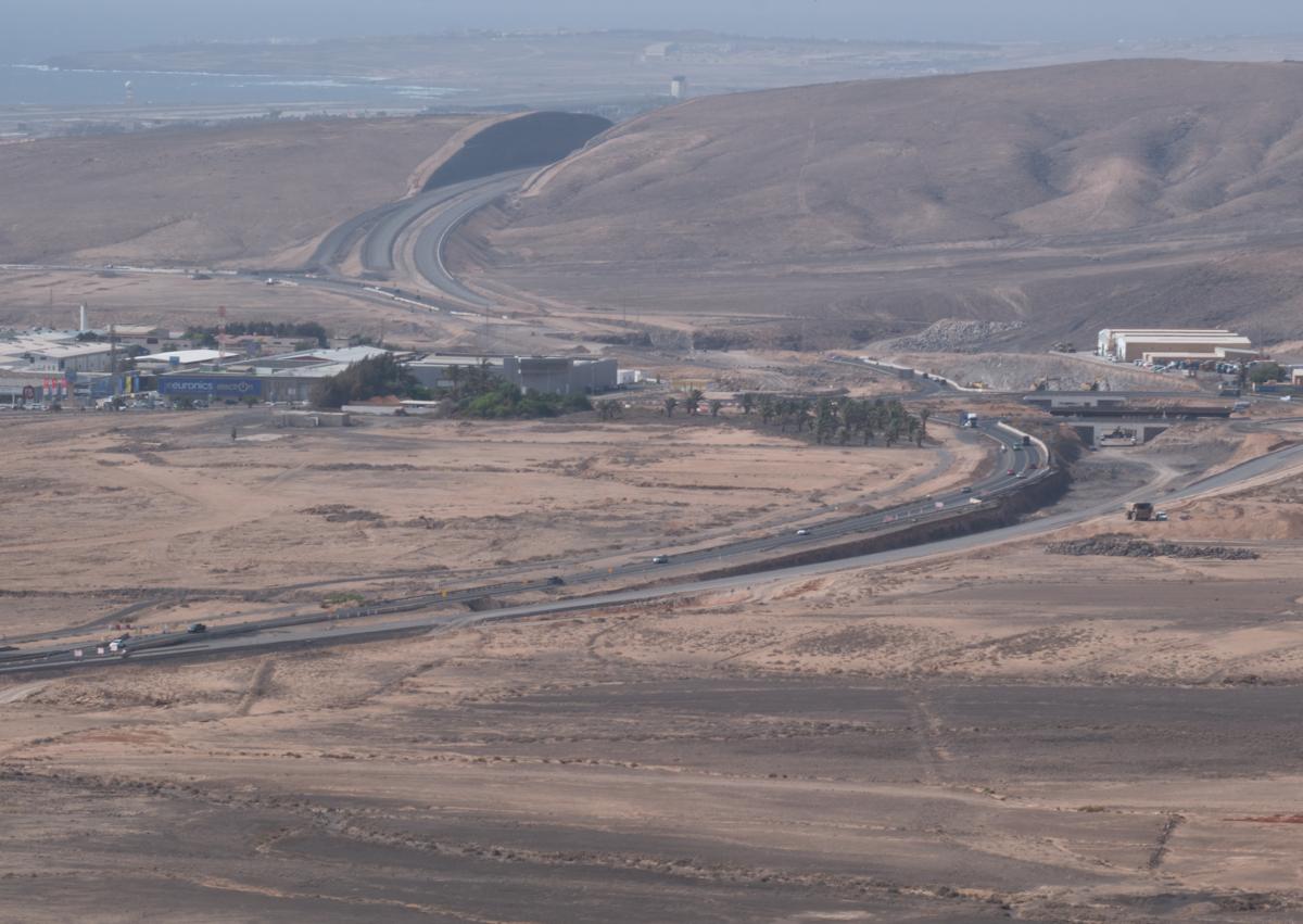 Imagen secundaria 1 - Puente de la rotonda del barranco del Negrito, que enlaza el acceso a Puerto del Rosario con la vía al aeropuerto y a los pueblos del centro.