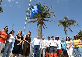 Foto de familia en el izado de la bandera azul.