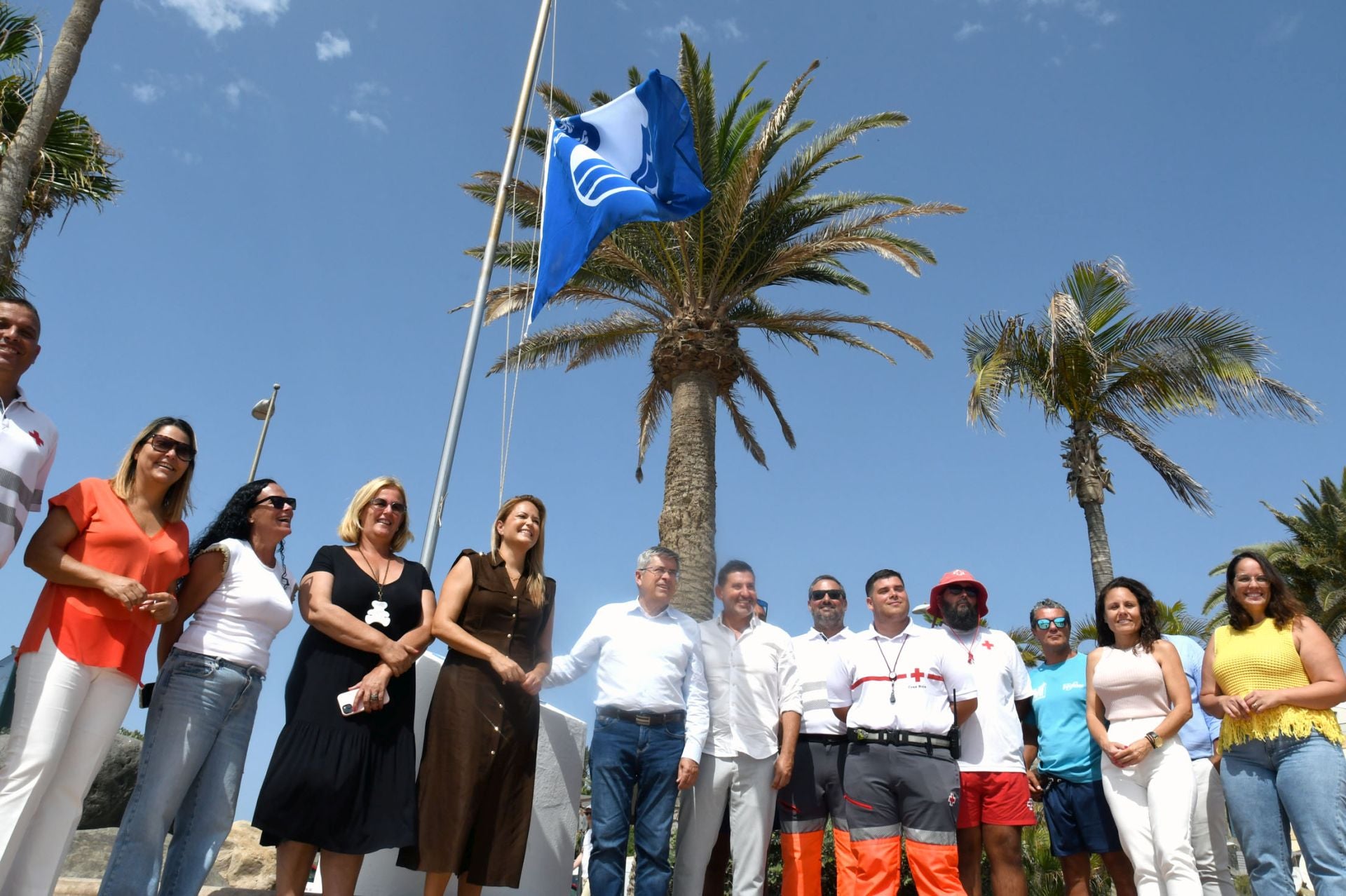 Foto de familia en el izado de la bandera azul.