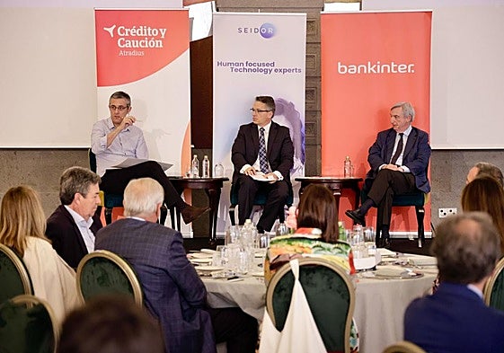 Eduardo Madina (i) y Rafael Dezcallar (d) durante el encuentro 'Diálogos para el desarrollo' .