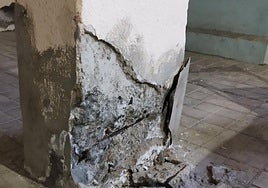 Los pilares de la planta baja del edificio sufren un enorme deterioro.