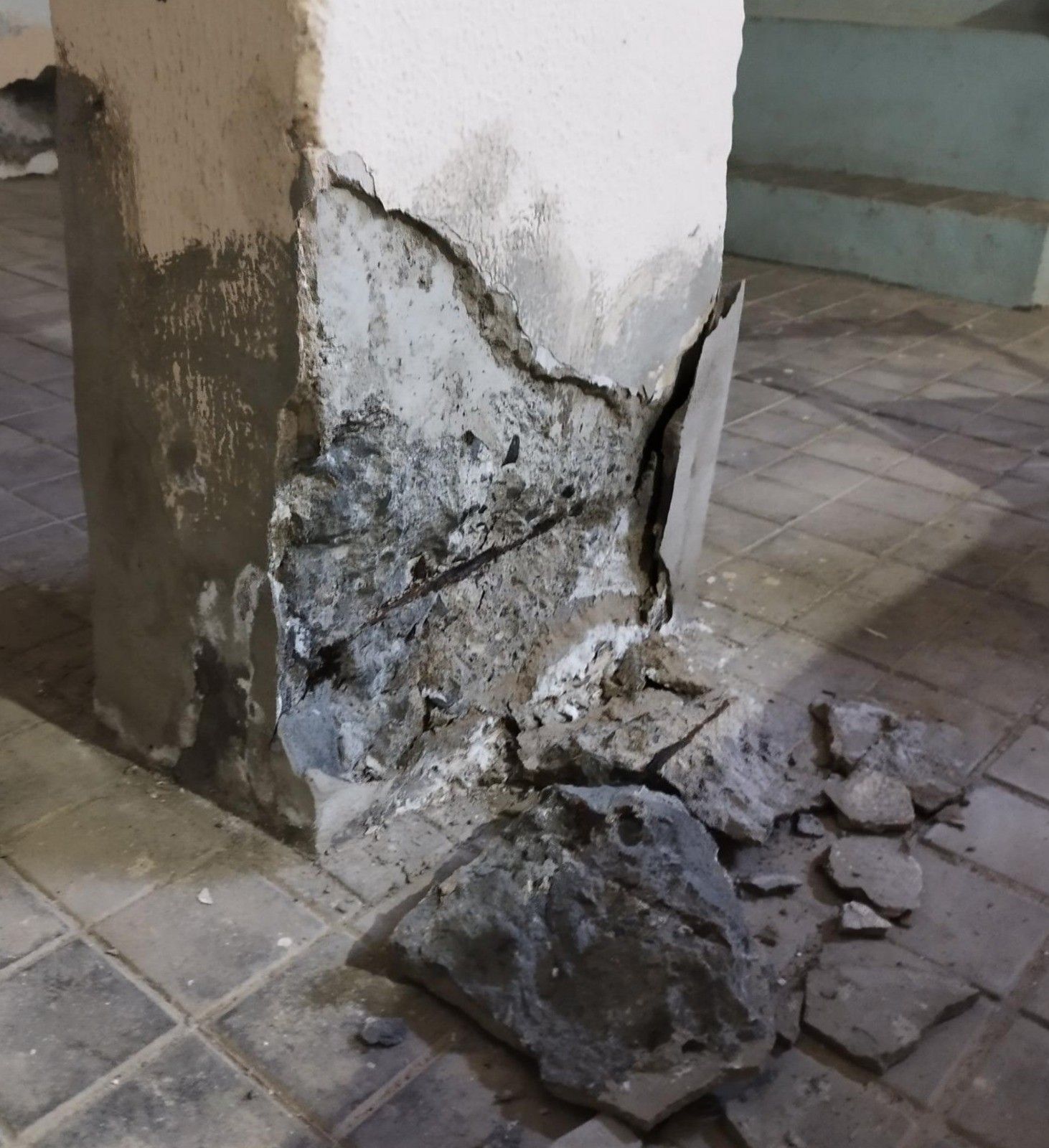 Los pilares de la planta baja del edificio sufren un enorme deterioro.