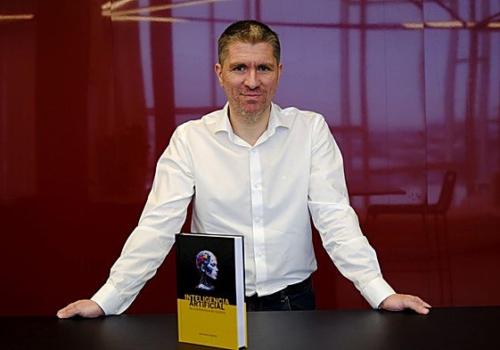 Juan Carlos Fernández posa junto a su libro Inteligencia artificial en la experiencia del cliente en las instalaciones de CANARIAS7.