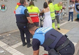La Policía Local y los servicios de emergencias escoltan a la persona afectada por una parada cardíaca en Tomás Morales hasta la ambulancia.