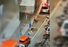 Imagen de uno de los momentos de la pelea en la calle Juan Rejón.