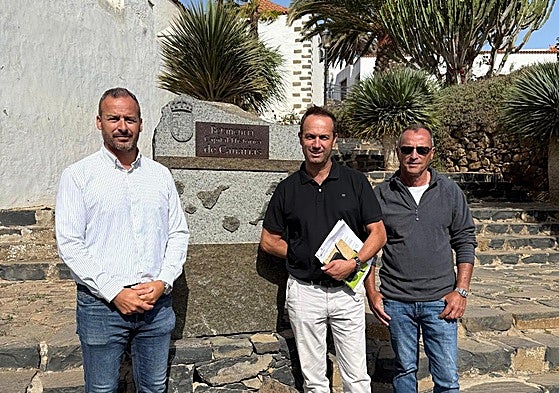 El portavoz de la oposición Enrique Pérez, a la izquierda, y los otros dos ediles nacionalistas.