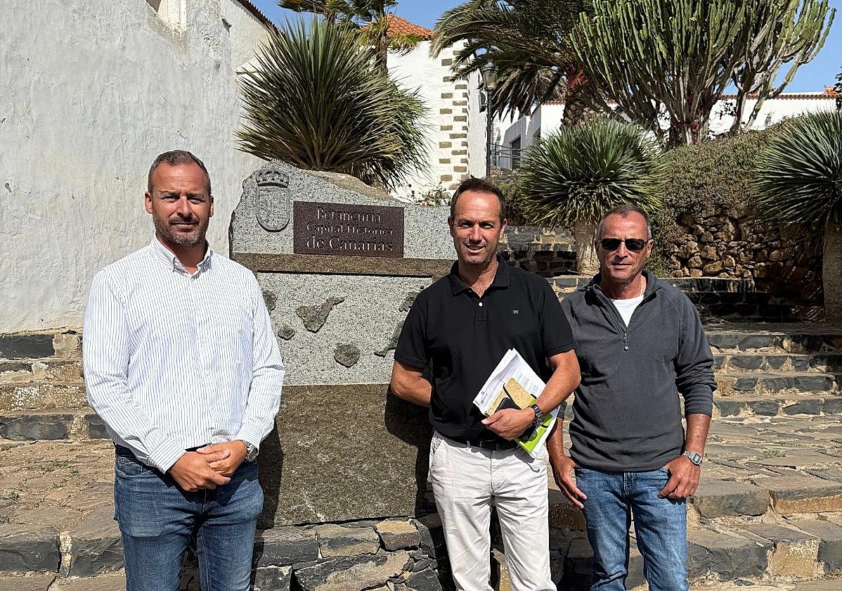 El portavoz de la oposición Enrique Pérez, a la izquierda, y los otros dos ediles nacionalistas.